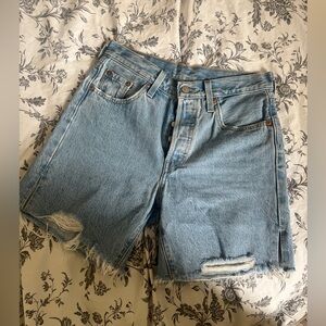 Levis mid thigh shorts size 25 with Slits